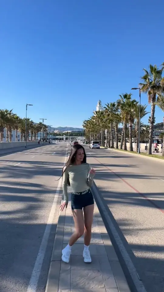 Mia Amare – Spontaneous Bachata flow in the harbour of Málaga