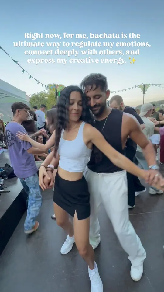 Mia Amare – Bachata outdoors with a partner